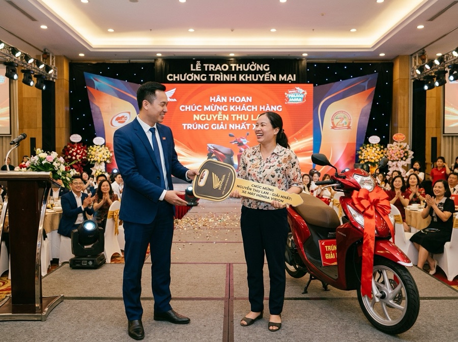 Lễ trao thưởng xe máy khách hàng Nguyễn Thu Lan chương trình khuyến mại 2S Media