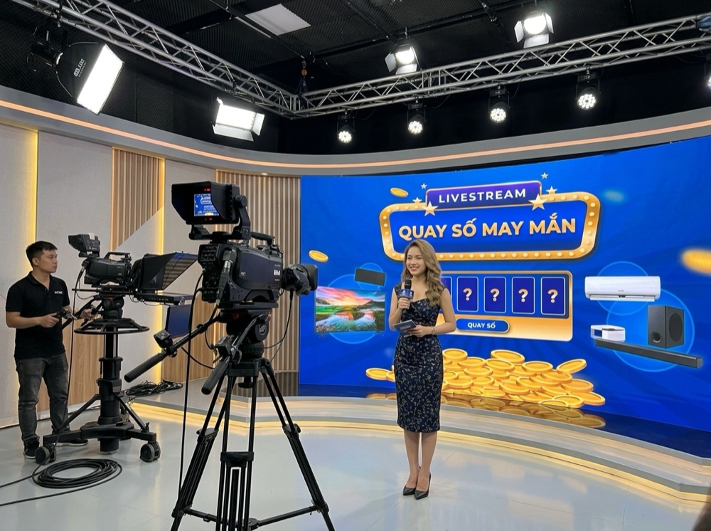 Nữ MC dẫn chương trình livestream quay số may mắn trúng thưởng trực tiếp tại trường quay hiện đại của 2S Media
